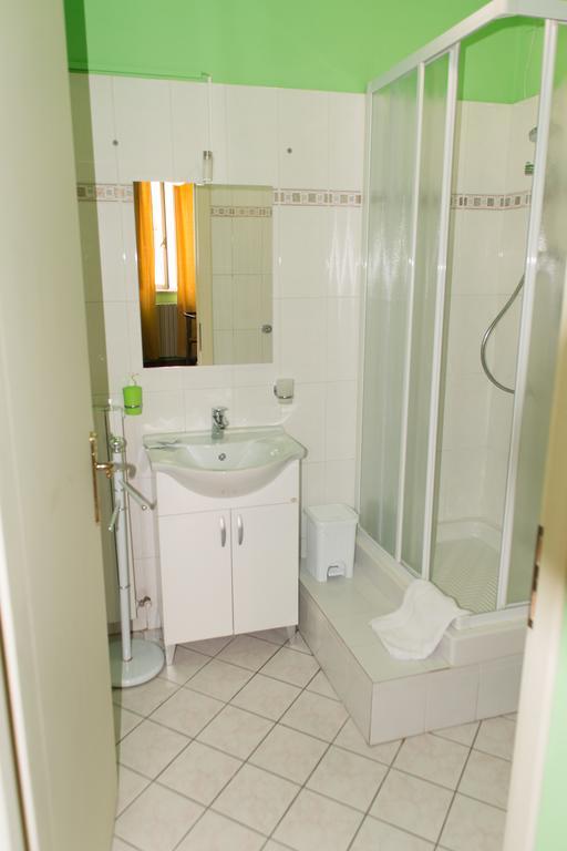 Single Room,328141366:JPEG